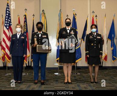 Die Nationalgarde von Georgia überreicht Geschenke an Oberstleutn Alice Hampton-Smith und Sgt der US-Armee. Maj. Wendy nach ihren Reden bei der Zeremonie des „Women’s History Month“ der Organisation am 25. März 2021 in Marietta, Georgien. Der Women’s History Month ist eine Feier der Beiträge von Frauen zur militärischen Geschichte der USA und Georgiens. Stockfoto