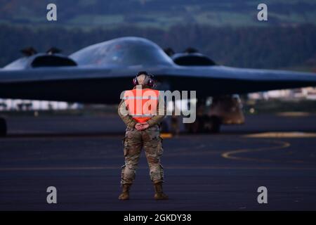 Die dem 393. Expeditionary Bomb Squadron zugewiesenen Besatzungschefs bereiten einen B-2 Spirit Tarnbomber für den Start vor, am Lajes Field, Azoren, 25. März 2021. Drei B-2, die der Whiteman Air Force Base, Missouri, zugewiesen wurden, kamen in Lajes an, um vor der Unterstützung einer Bomber Task Force Europe-Mission in einem heißen Schacht aufzutanken. Stockfoto