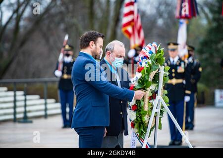 Empfänger von Ehrenmedaillen US-Navy Master Chief Special Warfare Operator Edward Byers, Jr. (Mitte links) und U.S. Army 1st LT. Brain Thacker (Mitte rechts) Nehmen Sie an einer Ehrenfestung der Armee im Grab des unbekannten Soldaten zu Ehren des Ehrenmedaillentages auf dem Arlington National Cemetery, Arlington, Virginia, am 25. März 2021 Teil. Stockfoto