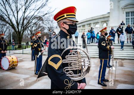 Mitglieder der U.S. Army Band, „Pershing's Own“, unterstützen eine Wrath-Laying-Zeremonie der Armee am Grab des unbekannten Soldaten zu Ehren des Medal of Honor Day auf dem Arlington National Cemetery, Arlington, Virginia, 25. März 2021. Stockfoto