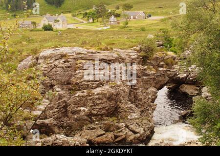 Blick auf die Gobernuisgach Lodge, die sich am südlichen Ende von Glen Golly, Sutherland, Schottland, in der Wildnis und sehr abgelegen befindet Stockfoto