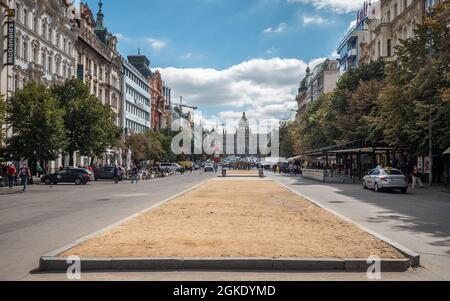 Wenzelsplatz, Prag, Tschechische Republik. Weitwinkelansicht des beliebten Einkaufsviertels mit dem Nationalmuseum in der Ferne. Stockfoto