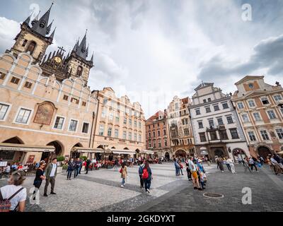 Altstädter Ring, Prag, Tschechische Republik. Der belebte Touristenort im Zentrum von Prag mit der Tyn-Kirche, die sich über den traditionellen tschechischen Gebäuden erhebt. Stockfoto