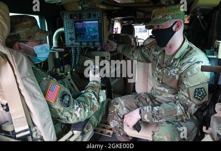 Soldaten der US Army National Guard bringen mit dem 1-151st Attack Reconnaissance Bataillon, dem 2-263rd Air Defense Artillery Bataillon und der 1221st Engineer Clearance Company, South Carolina National Guard, einen AH-64 Apache Hubschrauber, ein Avenger Air Defense System, Und ein RG31-Minenresistentes Hinterhalt-geschütztes Streckenfreifahrfahrzeug als statische Anzeigen für Blatt Athletic Field in Columbia, South Carolina, 25. März 2021. Die Soldaten nahmen an der statischen Ausstellung Teil, um die ROTC-Kadetten der US-Armee der University of South Carolina über die verschiedenen Fähigkeiten dieser Systeme im S zu informieren Stockfoto