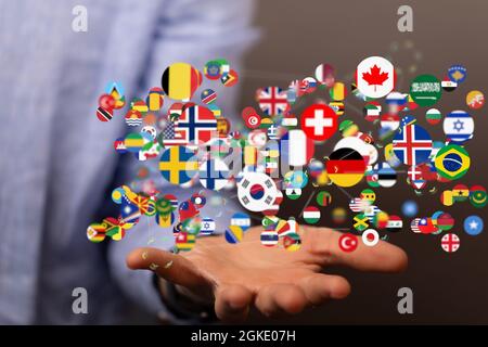 3d-Darstellung von internationalen Flaggen, die in einem Schema über einer menschlichen Hand verbunden sind Stockfoto