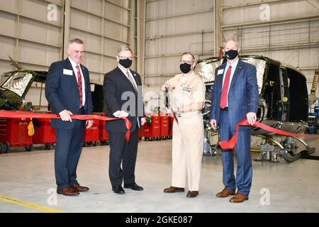 Der Kommandant des Fleet Readiness Center East, Capt. Mark E. Nieto, schneidet das Band, um die Eröffnung des H-1 „Huey“-Hubschraubereinsätzen von FRCE im North Carolina Global TransPark in Kinston am 25. März zu markieren, begleitet von (von links) TransPark Executive Director John Rouse, North Carolina Senator Jim Perry (District 7) Und Mark Pope, TransPark-Vizepräsident für wirtschaftliche Entwicklung. Die Erweiterung wird es FRCE ermöglichen, Hangarflächen an seinem primären Standort an Bord der Marine Corps Air Station Cherry Point zurückzugewinnen, um die Schwerlasthubschrauber-Programme V-22 Osprey und H-53 zu unterstützen. Stockfoto