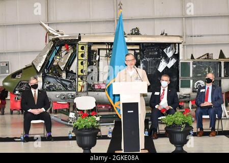 Der Kommandant des Fleet Readiness Center East, Capt. Mark E. Nieto, spricht während der Zeremonie zum Schneiden von Bändern anlässlich der Eröffnung des H-1 „Huey“-Hubschraubereinsätzen von FRCE im North Carolina Global TransPark in Kinston am 25. März. Der FRCE-Fußabdruck in Kinston ermöglicht die Möglichkeit, zukünftige Überlaufarbeiten unterbringen zu können, da das Depot auf die Fertigstellung genehmigter militärischer Bauprojekte wartet. Stockfoto