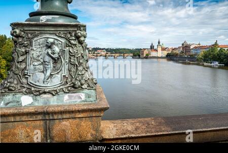 Prager Landschaft, Tschechische Republik. Ein Blick von der Legionsbrücke über den Fluss Vlatava mit der Karlsbrücke und dem Altstädter Brückenturm in der Ferne. Stockfoto