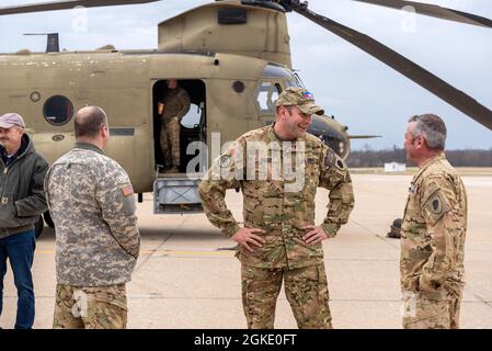 US Army Chief Warrant Officer 4 Jason Rassi, ein CH-47F Pilot bei Bravo Company, 2. Bataillon, 238. Aviation Regiment, Illinois Army National Guard, erhält Glückwünsche von Kollegen nach seinem fini-Flug in Peoria, Ill., 25. März 2021. Nach 26 Jahren Tätigkeit als Hubschrauberpilot und Fluglehrer trat Rassi in den Ruhestand, in dieser Zeit wurde er mehrfach zur Unterstützung von Kriegszeiten und nationalen Rettungsaktionen eingesetzt. Stockfoto