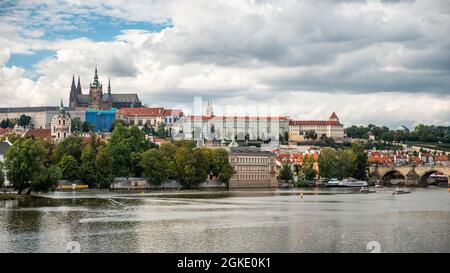 Prager Burg, Tschechische Republik. Ein Panoramablick nach Norden über den Fluss Vlatava mit dem Wahrzeichen Burg aus dem 9. Jahrhundert und St. Veits Kathedrale im Blick. Stockfoto