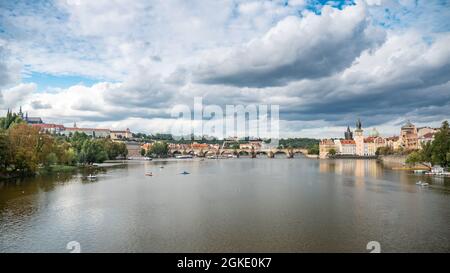 Prag, Tschechische Republik. Blick über die Vlatava mit der Karlsbrücke, die zu den Wahrzeichen der Prager Burg und des St. Veits-Doms führt. Stockfoto