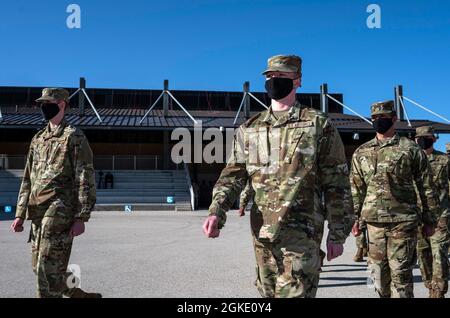 Am 25. März 2021 findet im Pfingston-Empfangszentrum auf der gemeinsamen Basis San Antonio-Lackland, Texas, die Abschlussfeier und Prägezeremonie der US-Luftwaffe für das 26. Trainingsgeschwader statt. Aufgrund der aktuellen Weltveranstaltungen werden die Abschlussfeiern für die Öffentlichkeit bis auf weiteres aus Gründen der Sicherheit und der Sicherheit der neu zugekommenen Airmen und ihrer Familienmitglieder wegen des Coronavirus (COVID-19) geschlossen. Stockfoto