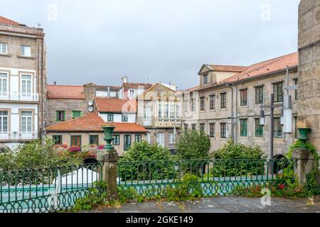 Steinfassaden, Fenster und Aussichtspunkte aus Holz und Glas in der Altstadt von Pontevedra in Galizien an einem typischen atlantischen Tag. Stockfoto