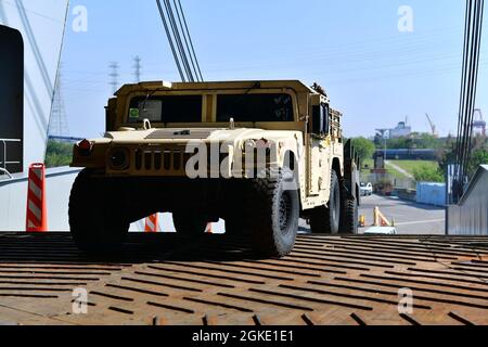 Ein Stevedore fährt ein Militärfahrzeug auf den US-Marine-Militärsealift Command's USNS Bob Hope im Hafen von Jacksonville, in Richtung DEFENDER-Europe 21 verbundene Übung, sofortige Reaktion. Das Military Surface Deployment and Distribution Command transportiert mit Unterstützung seines Total Force Teams aus Reserve, Nationalgarde und Handelspartnern 750 Frachtstücke durch diesen Hafen. DEFENDER-Europe ist eine jährliche, von der US-Armee geführte, multinationale, gemeinsame Übung, die darauf ausgerichtet ist, Bereitschaft und Interoperabilität zwischen den USA, der NATO und den Partnermilitärs aufzubauen. Die diesjährige Übung nutzt Stockfoto