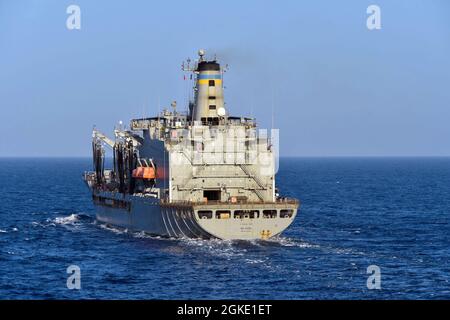 210325-N-IE405-1098 GOLF VON OMAN (25. März 2021) - der militärische Sealift Command Fleet Replenishment Oiler USNS Big Horn (T-AO 198) durchsetzt den Golf von Oman während eines Replenishment-at-Sea mit dem Lenkraketen-Kreuzer USS Philippine Sea (CG 58), nicht abgebildet, März 25. Die philippinische See wird im Einsatzgebiet der 5. US-Flotte eingesetzt, um Marineinteraktionen zu unterstützen, um die maritime Stabilität und Sicherheit in der Zentralregion zu gewährleisten und das Mittelmeer und den Pazifik durch den westlichen Indischen Ozean und drei kritische Drosselpunkte mit dem freien Fluss des globalen Handels zu verbinden. Stockfoto