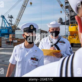 210325-N-SY758-1007 PORTSMOUTH, VA. (25. März 2021) der Mate (Equipment) von Chief Aviation Boatswain Joseph Naval führt eine einheitliche Inspektion an Bord des Flugzeugträgers USS George H. W. Bush (CVN 77) durch. GHWB befindet sich derzeit in der Norfolk Naval Shipyard wegen der geplanten Andockbarkeit. Stockfoto