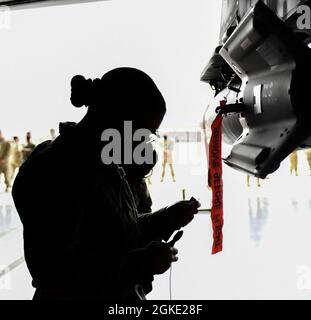 Airman 1. Klasse, Melie Morgan, 63. Waffentechnikerin der Flugzeugwartung, bereitet die Installation des Führungsabschnitts einer lasergeführten GBU-12 Paveway II-Bombe vor 25. März 2021 auf der Luke Air Force Base, Arizona. Morgan war Teil eines dreiköpfigen Teams aus weiblichen Luftmännern aus verschiedenen Einheiten während der Women of Weapons Exhibition Load, das die Fähigkeiten von Frauen im Waffenlager hervorhob. Vielfalt ermöglicht es der Luftwaffe, alle verfügbaren Talente zu nutzen, indem sie eine Kultur der Integration ermöglicht. Stockfoto