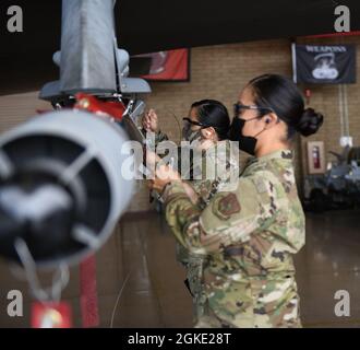 Technik. Sgt. Joyce Osornio-Magaña, Front, 94th Fighter Wing Weapons Load Technician, und Senior Airman Jocelyn Zavala, 62. Flugzeugwartung, Weapons Load Technician, nehmen an einer Women of Weapons Exhibition Load am 25. März 2021 auf der Luke Air Force Base, Arizona, Teil. An der Ausstellungsladung beteiligten sich drei Teams, bestehend aus allen Frauen unterschiedlicher Herkunft, Einheiten und Ränge, die weibliche Betreuer für den Women’s History Month ehren. Vielfalt ermöglicht es der Luftwaffe, alle verfügbaren Talente zu nutzen, indem sie eine Kultur der Integration ermöglicht. Stockfoto