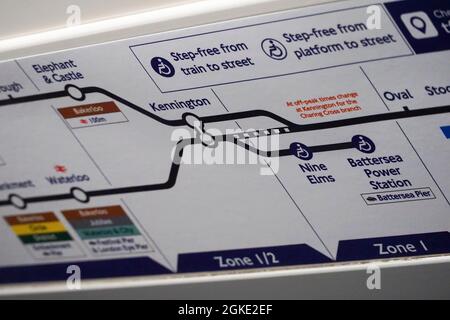 London, Großbritannien, 14. September 2021: In Vorbereitung auf die Eröffnung der neuen Northern Line Extension des Kraftwerks Nine Elms und Battersea am 20. September wurden neue Schilder in den Röhrentunneln installiert und neue breite Fußtunnel am Bahnhof Kennington gebaut. Anna Watson/Alamy Live News Stockfoto