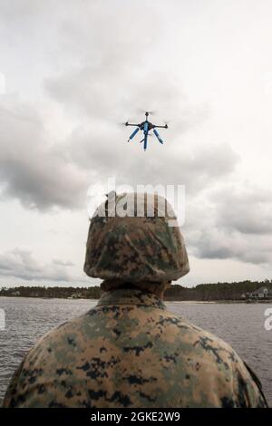 U.S. Marine Corps CPL. Jose Sanchez, ein gebürtiger Calif aus Reedley, der mit dem 2. Licht gepanzerten Aufklärungsbataillon der 2d Marine Division arbeitet, bereitet sich auf die Abholung einer Sky Raider Drohne während einer gemeinsamen Trainingsübung auf der Marine Corps Air Station Cherry Point, N.C., 26. März 2021 vor. Ziel der einwöchigen Schulung war es, die Interoperabilität mit der US-Küstenwache zu verbessern und Aufklärungsbataillonen der 2D Marine Division die Möglichkeit zu geben, sich mit Konzepten für schnelle Reaktion und elektronische Kriegsführung vertraut zu machen. Stockfoto