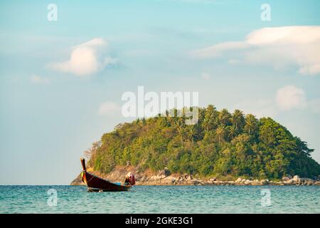 Insel Koh pu und Langboot vom Kata Strand in Phuket, Thailand Stockfoto