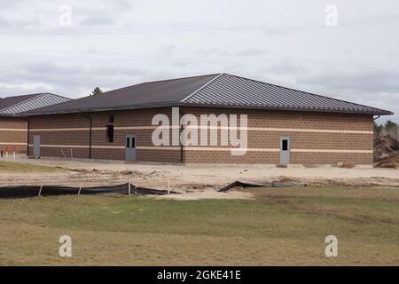 Die Arbeiten an einem neuen Simulationsgebäude werden am 25. März 2021 im Block 200 des Kantonsparaals in Fort McCoy, Wisconsin, gezeigt. Der Bau dieser Anlage erfolgt durch den Auftragnehmer MDM Construction Supply aus Rockford, Abb.Dies ist der gleiche Auftragnehmer, der fünf weitere Gebäude, die 2019 mit dem Bau begonnen haben, fast fertiggestellt hat. Sobald alle sechs neuen Gebäude fertig gestellt sind, werden die Simulationsschulungen in Fort McCoy zentralisierter sein und mehr Möglichkeiten bieten. Der Trainingskomplex für Simulationen wird von der Fort McCoy Direktion für Pläne, Ausbildung, Mobilisierung und Sicherheit verwaltet. Der Bau Stockfoto