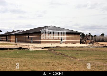 Die Arbeiten an einem neuen Simulationsgebäude werden am 25. März 2021 im Block 200 des Kantonsparaals in Fort McCoy, Wisconsin, gezeigt. Der Bau dieser Anlage erfolgt durch den Auftragnehmer MDM Construction Supply aus Rockford, Abb.Dies ist der gleiche Auftragnehmer, der fünf weitere Gebäude, die 2019 mit dem Bau begonnen haben, fast fertiggestellt hat. Sobald alle sechs neuen Gebäude fertig gestellt sind, werden die Simulationsschulungen in Fort McCoy zentralisierter sein und mehr Möglichkeiten bieten. Der Trainingskomplex für Simulationen wird von der Fort McCoy Direktion für Pläne, Ausbildung, Mobilisierung und Sicherheit verwaltet. Der Bau Stockfoto