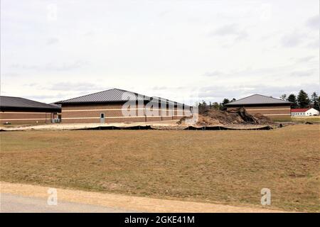 Die Arbeiten an einem neuen Simulationsgebäude werden am 25. März 2021 im Block 200 des Kantonsparaals in Fort McCoy, Wisconsin, gezeigt. Der Bau dieser Anlage erfolgt durch den Auftragnehmer MDM Construction Supply aus Rockford, Abb.Dies ist der gleiche Auftragnehmer, der fünf weitere Gebäude, die 2019 mit dem Bau begonnen haben, fast fertiggestellt hat. Sobald alle sechs neuen Gebäude fertig gestellt sind, werden die Simulationsschulungen in Fort McCoy zentralisierter sein und mehr Möglichkeiten bieten. Der Trainingskomplex für Simulationen wird von der Fort McCoy Direktion für Pläne, Ausbildung, Mobilisierung und Sicherheit verwaltet. Der Bau Stockfoto