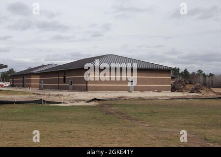 Die Arbeiten an einem neuen Simulationsgebäude werden am 25. März 2021 im Block 200 des Kantonsparaals in Fort McCoy, Wisconsin, gezeigt. Der Bau dieser Anlage erfolgt durch den Auftragnehmer MDM Construction Supply aus Rockford, Abb.Dies ist der gleiche Auftragnehmer, der fünf weitere Gebäude, die 2019 mit dem Bau begonnen haben, fast fertiggestellt hat. Sobald alle sechs neuen Gebäude fertig gestellt sind, werden die Simulationsschulungen in Fort McCoy zentralisierter sein und mehr Möglichkeiten bieten. Der Trainingskomplex für Simulationen wird von der Fort McCoy Direktion für Pläne, Ausbildung, Mobilisierung und Sicherheit verwaltet. Der Bau Stockfoto