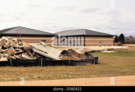 Die Arbeiten an einem neuen Simulationsgebäude werden am 25. März 2021 im Block 200 des Kantonsparaals in Fort McCoy, Wisconsin, gezeigt. Der Bau dieser Anlage erfolgt durch den Auftragnehmer MDM Construction Supply aus Rockford, Abb.Dies ist der gleiche Auftragnehmer, der fünf weitere Gebäude, die 2019 mit dem Bau begonnen haben, fast fertiggestellt hat. Sobald alle sechs neuen Gebäude fertig gestellt sind, werden die Simulationsschulungen in Fort McCoy zentralisierter sein und mehr Möglichkeiten bieten. Der Trainingskomplex für Simulationen wird von der Fort McCoy Direktion für Pläne, Ausbildung, Mobilisierung und Sicherheit verwaltet. Der Bau Stockfoto