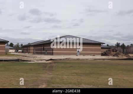 Die Arbeiten an einem neuen Simulationsgebäude werden am 25. März 2021 im Block 200 des Kantonsparaals in Fort McCoy, Wisconsin, gezeigt. Der Bau dieser Anlage erfolgt durch den Auftragnehmer MDM Construction Supply aus Rockford, Abb.Dies ist der gleiche Auftragnehmer, der fünf weitere Gebäude, die 2019 mit dem Bau begonnen haben, fast fertiggestellt hat. Sobald alle sechs neuen Gebäude fertig gestellt sind, werden die Simulationsschulungen in Fort McCoy zentralisierter sein und mehr Möglichkeiten bieten. Der Trainingskomplex für Simulationen wird von der Fort McCoy Direktion für Pläne, Ausbildung, Mobilisierung und Sicherheit verwaltet. Der Bau Stockfoto