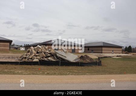 Die Arbeiten an einem neuen Simulationsgebäude werden am 25. März 2021 im Block 200 des Kantonsparaals in Fort McCoy, Wisconsin, gezeigt. Der Bau dieser Anlage erfolgt durch den Auftragnehmer MDM Construction Supply aus Rockford, Abb.Dies ist der gleiche Auftragnehmer, der fünf weitere Gebäude, die 2019 mit dem Bau begonnen haben, fast fertiggestellt hat. Sobald alle sechs neuen Gebäude fertig gestellt sind, werden die Simulationsschulungen in Fort McCoy zentralisierter sein und mehr Möglichkeiten bieten. Der Trainingskomplex für Simulationen wird von der Fort McCoy Direktion für Pläne, Ausbildung, Mobilisierung und Sicherheit verwaltet. Der Bau Stockfoto