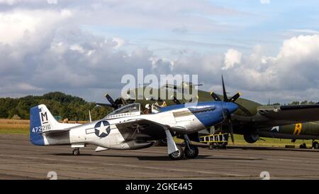 P-51D Mustang ‘Miss Helen’ rollt an der Boeing B-17G Flying Fortress ‘Sally B’ bei RAF Abingdon vorbei, um an der Abingdon Air & Country Show 21 teilzunehmen Stockfoto