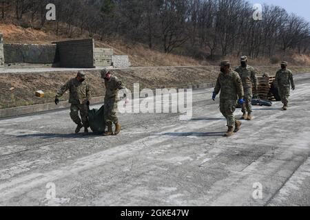 Soldaten der US-Armee, die der 501. CBRNE CO (TE), 23. CBRN BN, Camp Humphreys, Republik Korea, zugewiesen wurden, führten während einer Trainingsübung im Rodriguez Live Fire Complex, Republik Korea, am 25. März 2021 Schleuderoperationen mit einem CH-47 Chinook durch. 23. CBRN BN führte eine Schulung zum Betrieb von Slingload durch, um Servicemitarbeiter über ihre Fähigkeiten zu zertifizieren, um bei der Bereitstellung von Ressourcen auf dem Luftweg zu helfen. . Stockfoto