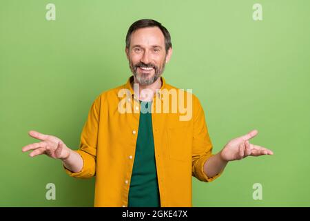 Foto von reifen gut aussehenden Geschäftsmann glücklich positive Lächeln halten Hände sprechen isoliert über grüne Farbe Hintergrund Stockfoto