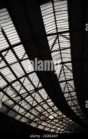 Das Vordach des Bahnhofs Liverpool Lime Street, Großbritannien. Stockfoto