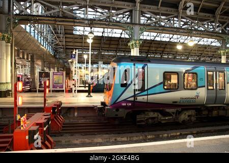 TransPennine Express Class 185 Desiro Multiple Unit-Nr. 185128 am Bahnhof Manchester Piccadilly, Großbritannien. Stockfoto