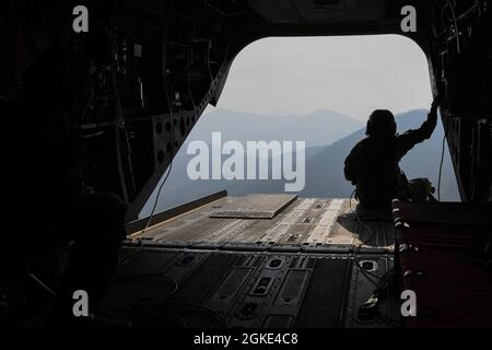 Soldaten der US-Armee, die der 501. CBRNE CO (TE), 23. CBRN BN, Camp Humphreys, Republik Korea, zugewiesen wurden, führten während einer Trainingsübung im Rodriguez Live Fire Complex, Republik Korea, am 25. März 2021 Schleuderoperationen mit einem CH-47 Chinook durch. 23. CBRN BN führte eine Schulung zum Betrieb von Slingload durch, um Servicemitarbeiter über ihre Fähigkeiten zu zertifizieren, um bei der Bereitstellung von Ressourcen auf dem Luftweg zu helfen. . Stockfoto