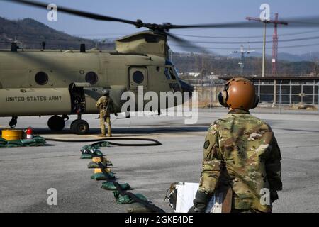 Soldaten der US-Armee, die der 501. CBRNE CO (TE), 23. CBRN BN, Camp Humphreys, Republik Korea, zugewiesen wurden, führten während einer Trainingsübung im Rodriguez Live Fire Complex, Republik Korea, am 25. März 2021 Schleuderoperationen mit einem CH-47 Chinook durch. 23. CBRN BN führte eine Schulung zum Betrieb von Slingload durch, um Servicemitarbeiter über ihre Fähigkeiten zu zertifizieren, um bei der Bereitstellung von Ressourcen auf dem Luftweg zu helfen. . Stockfoto