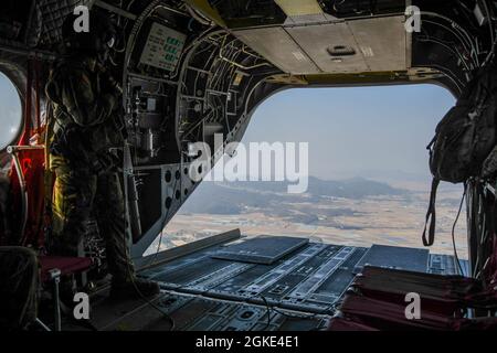 Soldaten der US-Armee, die der 501. CBRNE CO (TE), 23. CBRN BN, Camp Humphreys, Republik Korea, zugewiesen wurden, führten während einer Trainingsübung im Rodriguez Live Fire Complex, Republik Korea, am 25. März 2021 Schleuderoperationen mit einem CH-47 Chinook durch. 23. CBRN BN führte eine Schulung zum Betrieb von Slingload durch, um Servicemitarbeiter über ihre Fähigkeiten zu zertifizieren, um bei der Bereitstellung von Ressourcen auf dem Luftweg zu helfen. . Stockfoto