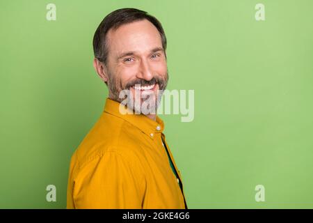 Profil Seite Foto von reifen gut aussehend Geschäftsmann glücklich positive Lächeln isoliert über grüne Farbe Hintergrund Stockfoto