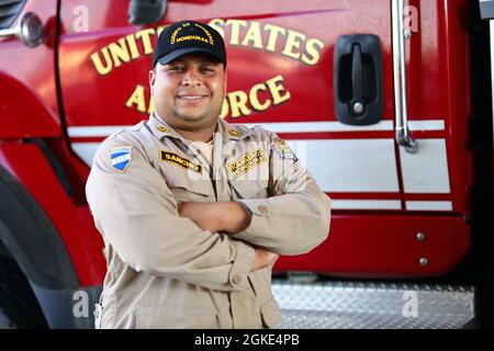 Sergeant Brian Sánchez, ein Feuerwehrmann mit der Feuerwehr Gracias Lempira posiert für ein Foto auf dem Soto Cano Air Base, Honduras, während einer gemeinsamen Übung mit costaricanischen Feuerwehrleuten und dem 612. Luftwaffenstützpunkt namens CENTAM SMOKE, 26. März 2021. Sanchez erlitt im Vorjahr einen Unfall und erhielt eine medizinische Notevakuierung vom 1-228 Aviation Regiment, was ihm das Leben rettete. Stockfoto