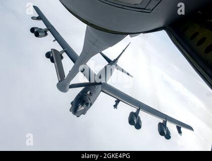 Ein KC-135 Stratotanker vom Luftwaffenstützpunkt Fairchild bereitet sich darauf vor, eine B-52-Stratofortress vom Luftwaffenstützpunkt Minot, 25. März 2021, aufzutanken. Fairchild führt routinemäßige Luftbetankungsmissionen durch, um sich und seine Empfänger auf ihre Mission vorzubereiten. Stockfoto