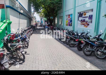 MÄNNLICH, MALEDIVEN - 11. JULI 2016: Reihen von Motorrädern in einer Gasse in Male, Malediven Stockfoto