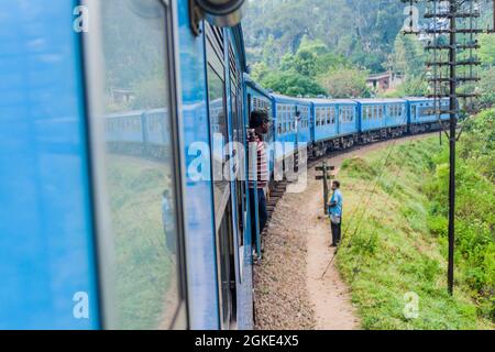 BANDARAWELA, SRI LANKA - 15. JULI 2016: Zugfahrten durch Berge in Sri Lanka Stockfoto