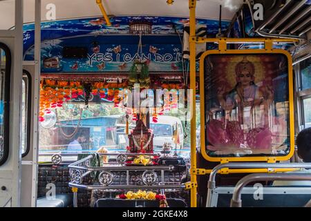 HAPUTALE, SRI LANKA - 15. JULI 2016: Dekoration eines Innenraums eines lokalen Busses. Stockfoto