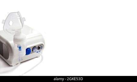 Vernebler - medizinische Geräte zum Einatmen mit Atemschutzmaske, auf weißem Hintergrund mit Kopierraum Stockfoto