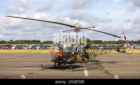 Flug mit historischen Armeeflugzeugen - Agusta Bell Sioux AH Mk1 (G-CICN) auf der Fluglinie bei der Abingdon Air & Country Show am Samstag, 11. September 2021 Stockfoto