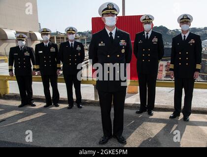 YOKOSUKA, Japan (26. März 2021) – Capt. Rich Jarrett, Commander, Fleet Activities Yokosuka (CFAY) spricht während einer Plakatenthüllungszeremonie anlässlich des 150. Jahrestages seiner Fertigstellung über die Geschichte von Dry Dock 1. Der Trockendock wurde offiziell während einer Zeremonie am 8. Februar 1871 (heute 28. März 1871) eröffnet. Früher von der kaiserlichen japanischen Marine verwendet, wird es seit 1974 gemeinsam von der US-Marine und Japan verwendet. Seit mehr als 75 Jahren stellt, pflegt und betreibt CFAY Basiseinrichtungen und -Dienste zur Unterstützung der im Einsatz kommenden Seestreitkräfte der 7. US-Flotte, Stockfoto