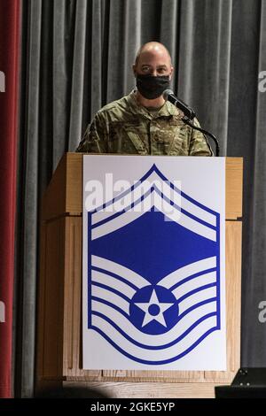 Chief Master Sgt. Jeremiah Grisham, Interim-Kommandochef des 436. Luftlift-Flügels, hält Eröffnungsansprache während der Zeremonie zur Freigabe des Senior Master Sergeant im Basistheater auf der Dover Air Force Base, Delaware, am 26. März 2021. Zehn Master-Sergeanten auf der AFB Dover wurden für die Beförderung zum Senior Master-Sergeant im Förderzyklus 21E8 ausgewählt. Stockfoto